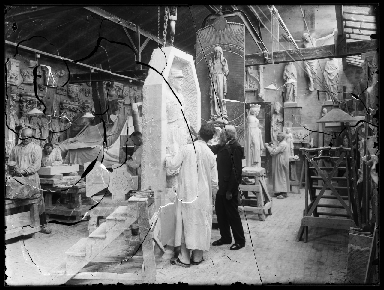 Glasnegatief van foto van producten uit de Cuypers' Kunstwerkplaatsen: "Foto van Cuypersatelier met bijna voltooid beeld van zouaaf Jong onder het toeziend oog van Pierre Cuypers zelf".