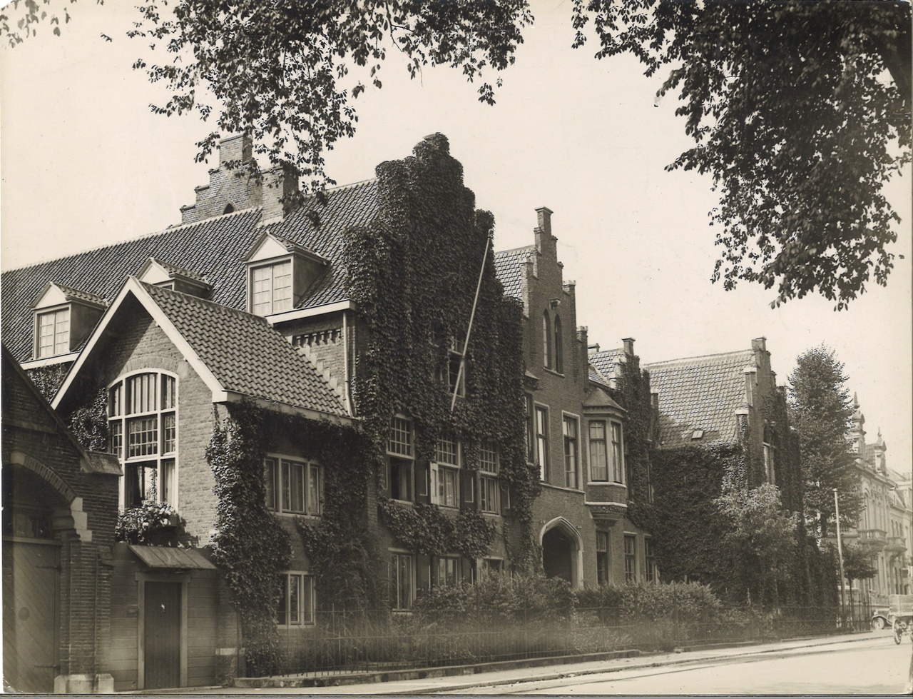 Map met foto's en ansichtkaarten gerelateerd aan het Cuypershuis te Roermond: foto 6693j