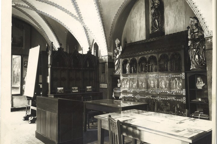 Map met foto's en ansichtkaarten gerelateerd aan het Cuypershuis te Roermond: foto 6693l