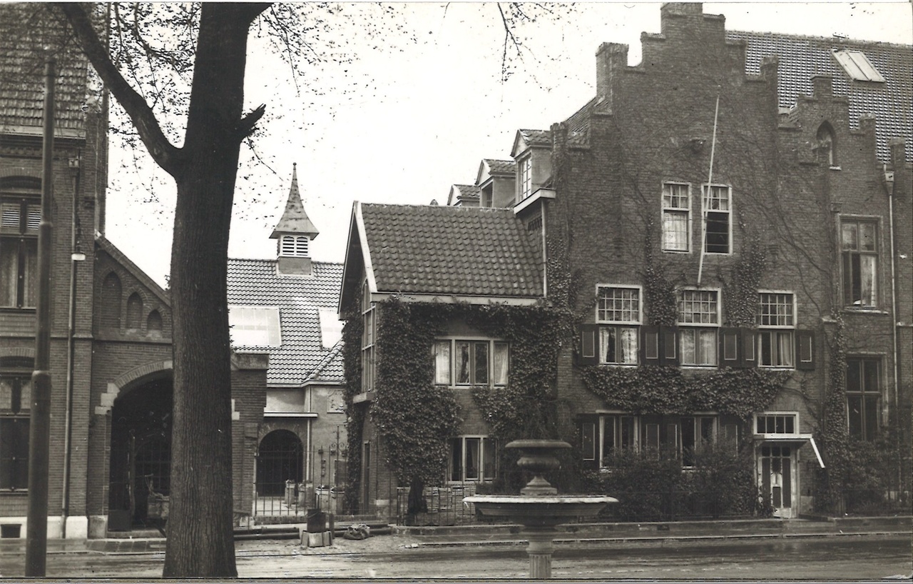 Map met foto's en ansichtkaarten gerelateerd aan het Cuypershuis te Roermond: foto 6693m