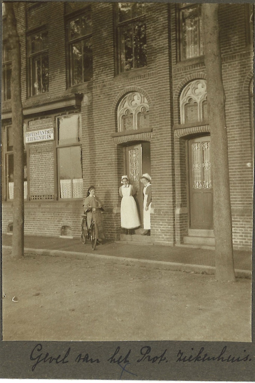 Map met foto's en ansichtkaarten gerelateerd aan het pand Frans Douvenstraat 9 - 11 te Roermond uit de tijd dat dit pand een Protestants Ziekenhuis was. Foto 6694f