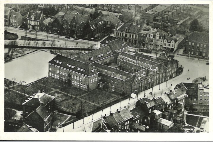 Map met foto's en ansichtkaarten gerelateerd aan het Cuypershuis en omgeving te Roermond. Foto 6695k