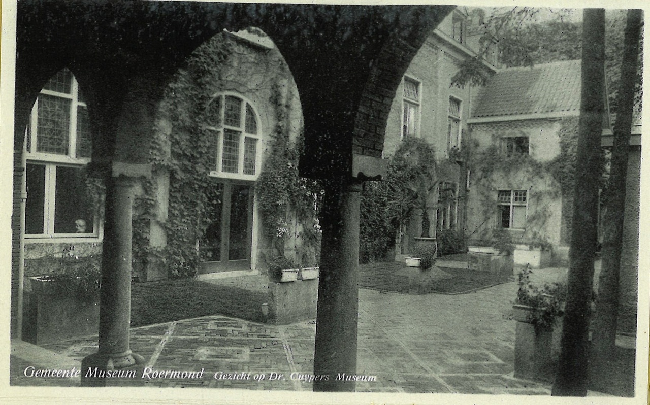 Map met foto's en ansichtkaarten gerelateerd aan het Cuypershuis en omgeving te Roermond