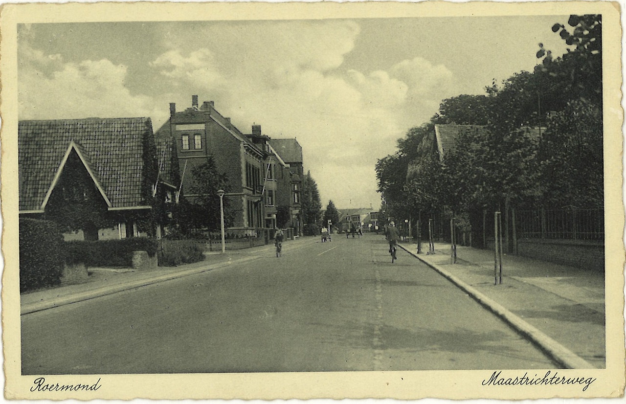 Map met foto's en ansichtkaarten gerelateerd aan het Cuypershuis en omgeving te Roermond en een gedeeltelijke overdruk van een artikel over het Laurentius Ziekenhuis en het Protestants Ziekenhuis