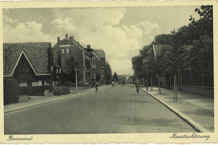 Map met foto's en ansichtkaarten gerelateerd aan het Cuypershuis en omgeving te Roermond en een gedeeltelijke overdruk van een artikel over het Laurentius Ziekenhuis en het Protestants Ziekenhuis