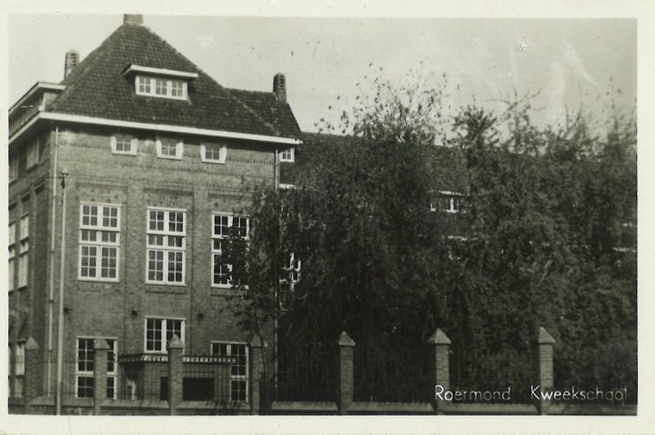 Map met foto's en ansichtkaarten gerelateerd aan het Cuypershuis en omgeving te Roermond en een gedeeltelijke overdruk van een artikel over het Laurentius Ziekenhuis en het Protestants Ziekenhuis