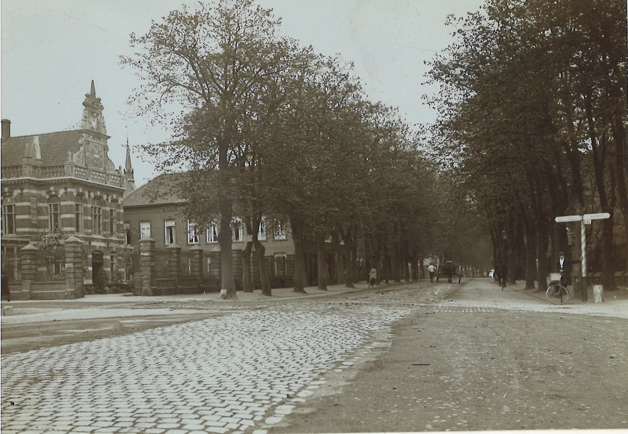 Map met foto's en ansichtkaarten gerelateerd aan het Cuypershuis en omgeving te Roermond en een gedeeltelijke overdruk van een artikel over het Laurentius Ziekenhuis en het Protestants Ziekenhuis