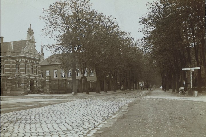 Map met foto's en ansichtkaarten gerelateerd aan het Cuypershuis en omgeving te Roermond en een gedeeltelijke overdruk van een artikel over het Laurentius Ziekenhuis en het Protestants Ziekenhuis