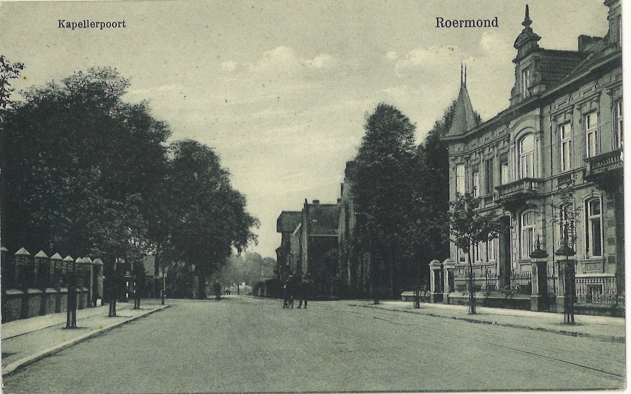 Map met foto's en ansichtkaarten gerelateerd aan het Cuypershuis en omgeving te Roermond en een gedeeltelijke overdruk van een artikel over het Laurentius Ziekenhuis en het Protestants Ziekenhuis