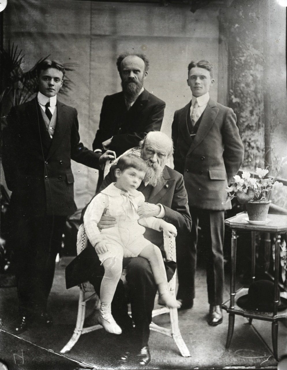 Glasnegatief van een foto met Pierre Cuypers, Joseph Cuypers en drie kleinzoons