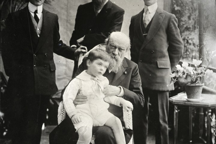 Glasnegatief van een foto met Pierre Cuypers, Joseph Cuypers en drie kleinzoons