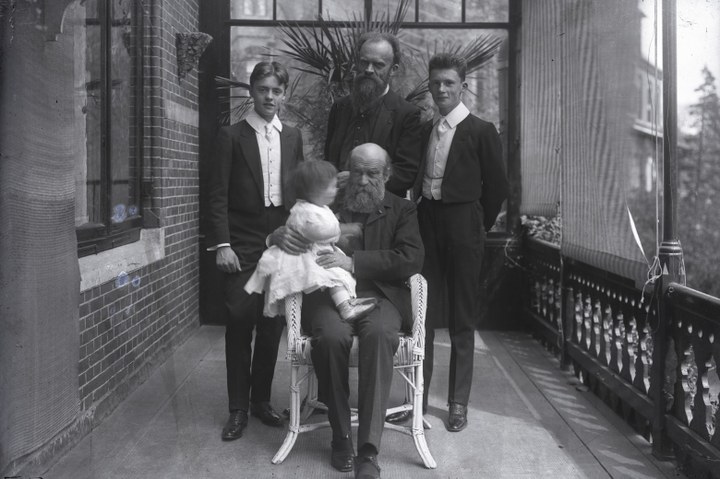 Glasnegatief van een foto met Pierre Cupyers, Joseph Cuypers en drie kleinzonen