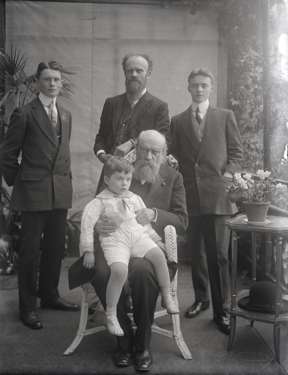 Glasnegatief van een foto met Pierre Cuypers, Joseph Cuypers en drie kleinzonen