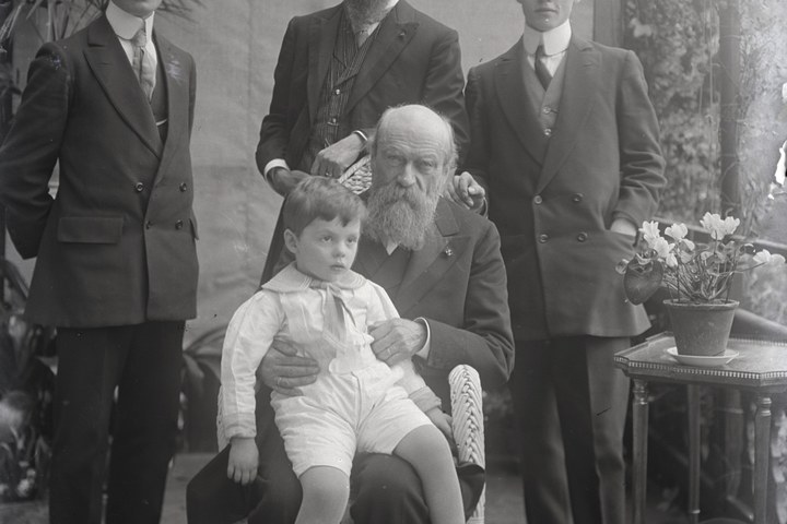 Glasnegatief van een foto met Pierre Cuypers, Joseph Cuypers en drie kleinzonen