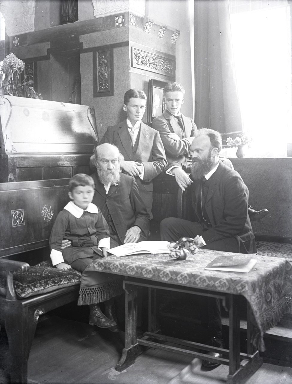 Glasnegatief van een foto met Pierre Cuypers, Joseph Cuypers en drie kleinzonen in de Cuyperszaal