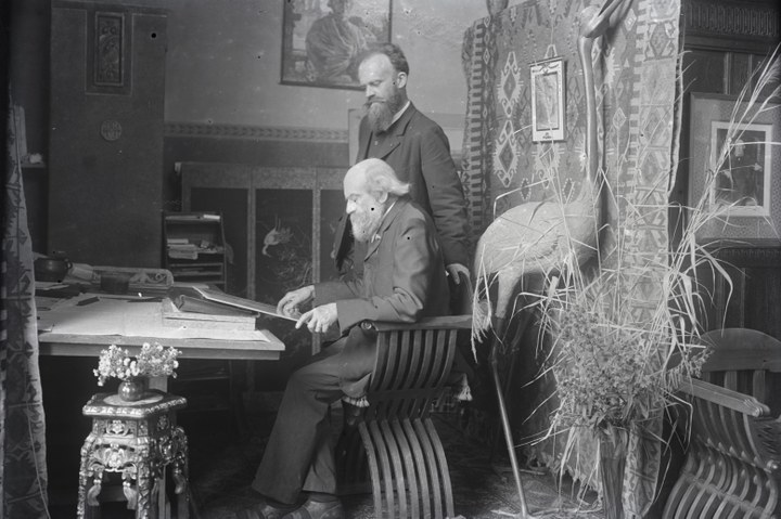 Glasnegatief van een foto met Pierre Cuypers en Joseph Cuypers