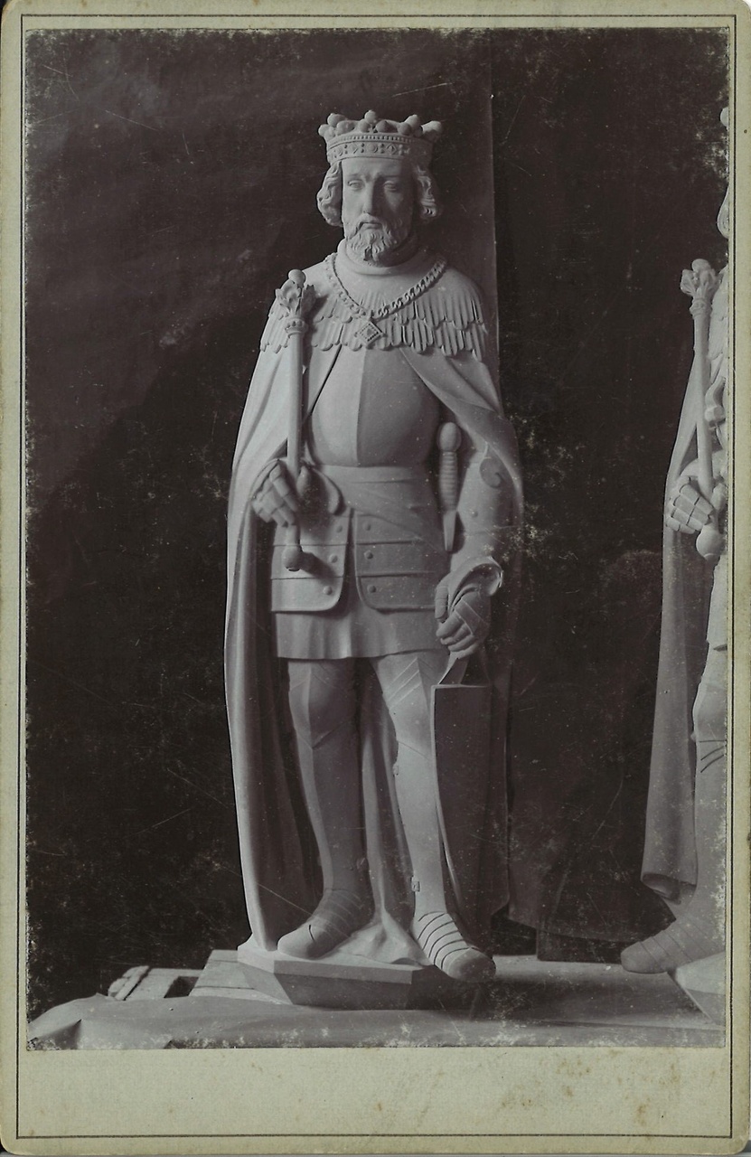 Foto van een object uit de Cuypers' Kunstwerkplaatsen: beeld van een koning met scepter en schild.