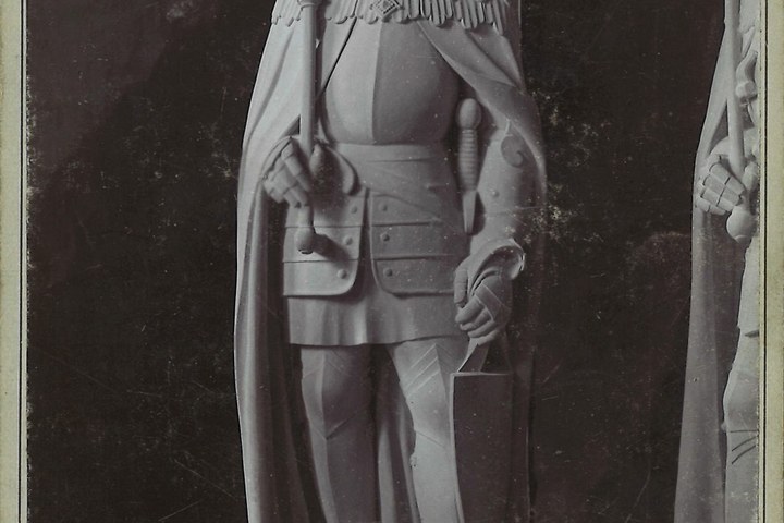 Foto van een object uit de Cuypers' Kunstwerkplaatsen: beeld van een koning met scepter en schild.