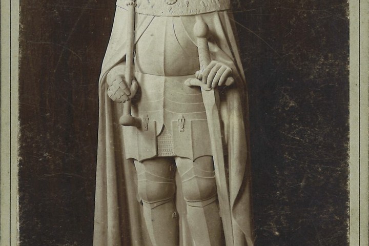 Foto van een object uit de Cuypers' Kunstwerkplaatsen: beeld van een koning met scepter en zwaard