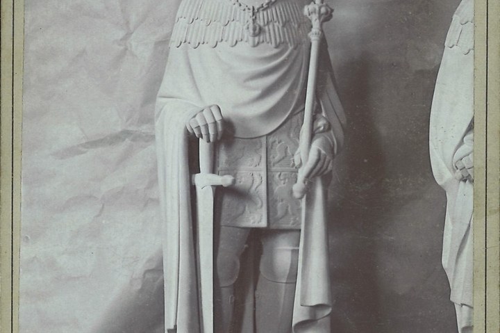 Foto van een object uit de Cuypers' Kunstwerkplaatsen: beeld van een koning met scepter en zwaard.