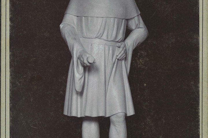 Foto van een object uit de Cuypers' Kunstwerkplaatsen: beeld van een middeleeuwse man