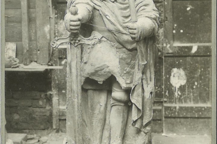 Foto van een object uit de Cuypers' Kunstwerkplaatsen: beeld van een ridder of koning met scepter en zwaard.