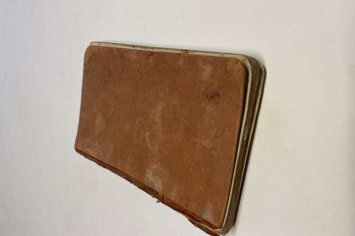 Notitieboekje dat zat bij een verzameling handgereedschap. steenhouwers- en houtbewerkingsmateriaal.