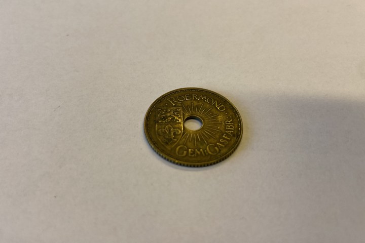 Een gaspenning die zat bij een verzameling handgereedschap. steenhouwers- en houtbewerkingsmateriaal.