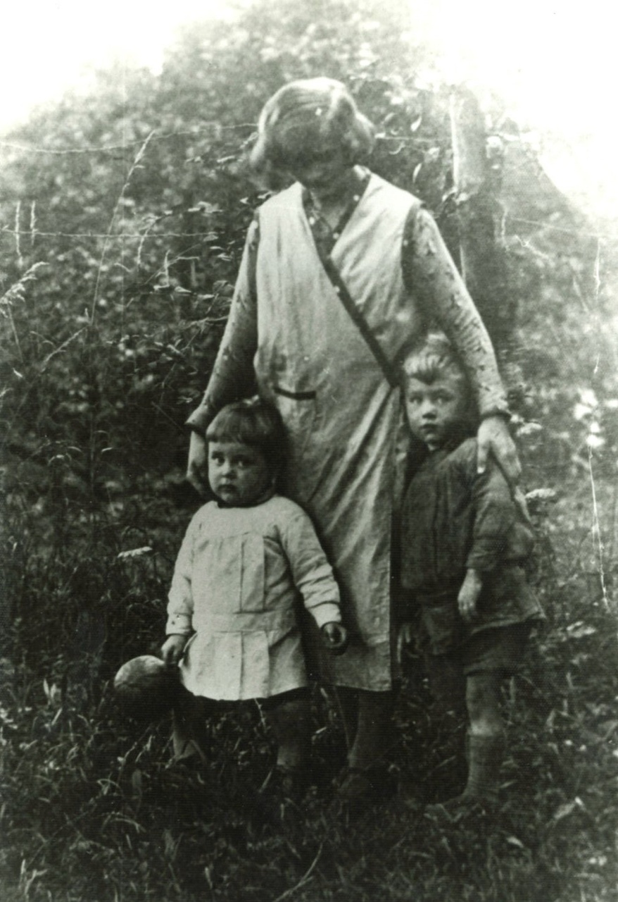 Enkele foto's en een bidprentje van Joseph Cuypers en anderen.
6836b: Foto van Cyril en Melody Cuypers met kindermeisje