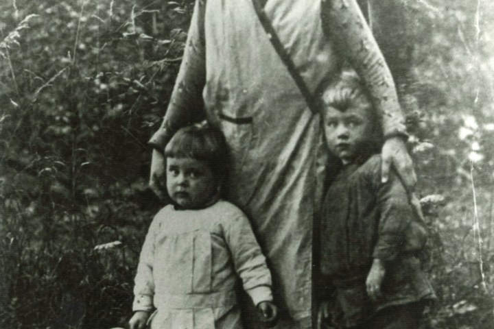 Enkele foto's en een bidprentje van Joseph Cuypers en anderen.
6836b: Foto van Cyril en Melody Cuypers met kindermeisje