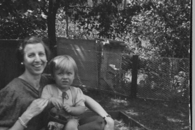 Enkele foto's en een bidprentje van Joseph Cuypers en anderen.
6836c: Foto van Cyril Cuypers met kindermeisje