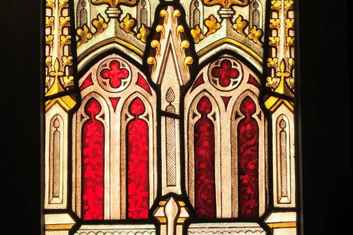 Glas-in-loodraam, onderdeel kerkraam, met gotische elementen